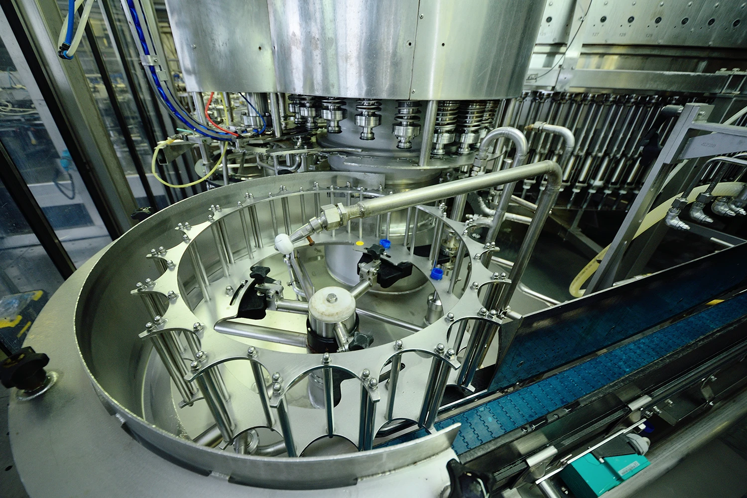 modern-equipment-filling-beer-carbonated-drinks-water-bottles-industrial-production-beverages copiar